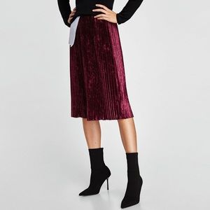 Zara Burgundy Pleated Velvet Skirt Size Xs